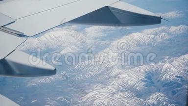 令人难以置信的视野从<strong>飞机</strong>窗口座位在飞行的中间，飞行在惊人的<strong>雪山</strong>峰脊之上。